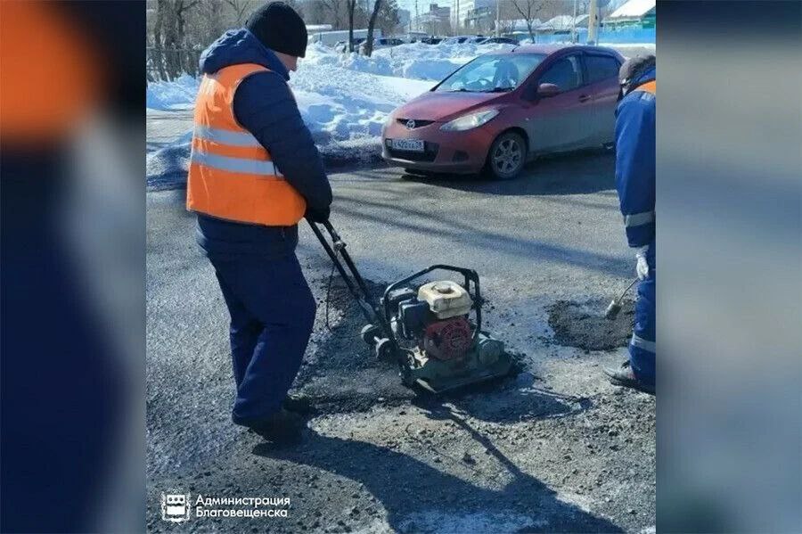 В областном центре коммунальщики приступили к ямочному ремонту дорог