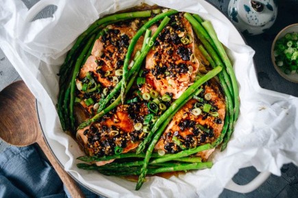 Лосось на пару с насыщенным соусом из черной фасоли