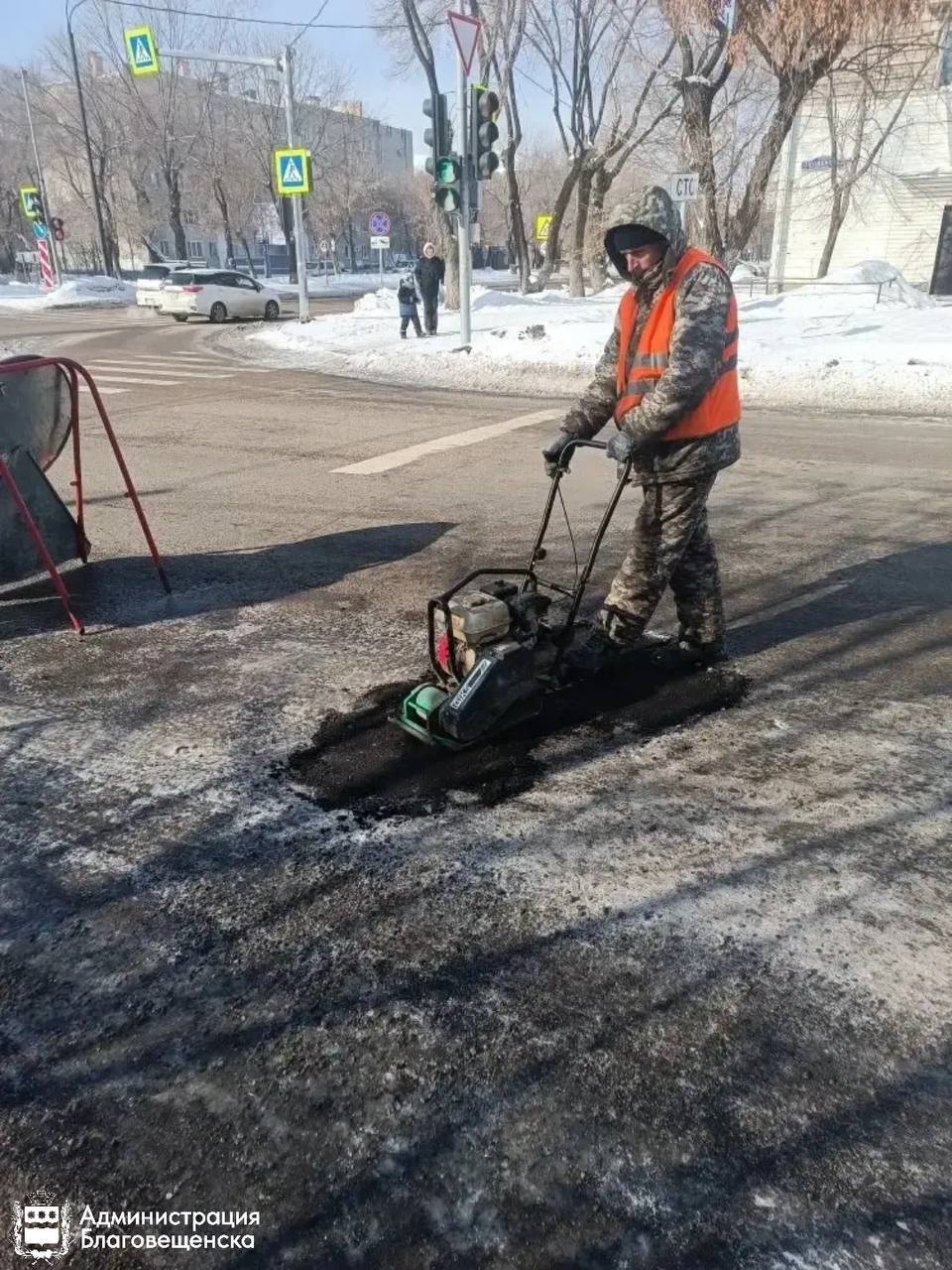 Временный ремонт: в Благовещенске ямы на дорогах заделывают холодным асфальтом