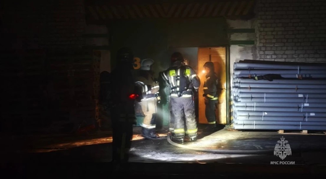 Горели строительные материалы: в Благовещенске пожарные потушили склад магазина Горели строительные материалы: в Благовещенске пожарные потушили склад магазина