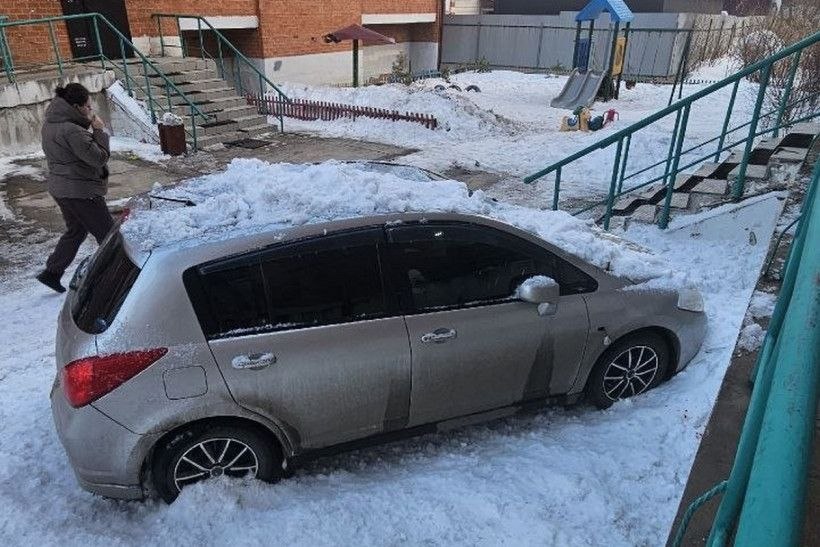 Глава Благовещенского округа пригрозил УК проверками после падения с крыши ледяного пласта на авто Глава Благовещенского округа пригрозил УК проверками после падения с крыши ледяного пласта на авто