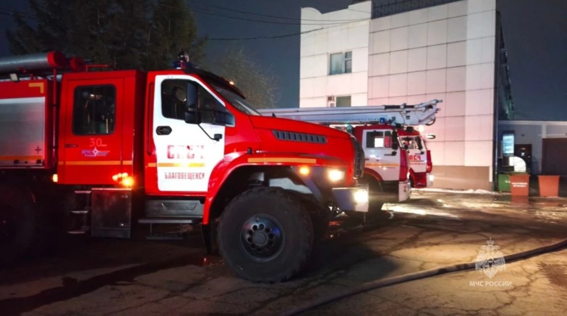 Горели строительные материалы: в Благовещенске пожарные потушили склад магазина Горели строительные материалы: в Благовещенске пожарные потушили склад магазина