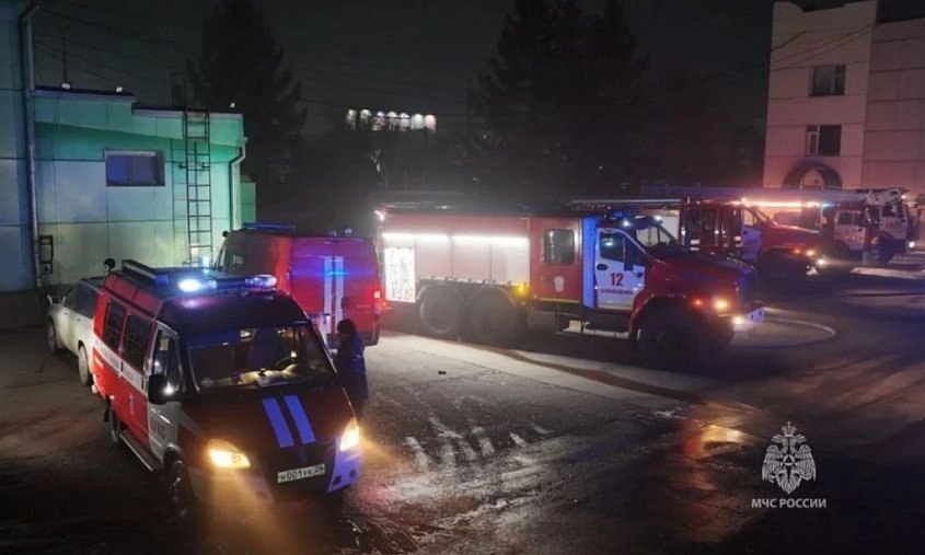 Горели строительные материалы: в Благовещенске пожарные потушили склад магазина