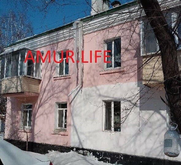 С приходом тепла в Благовещенске стала актуальной проблема сосулек, свисающих с крыш жилых домов и административных зданий