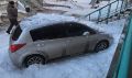 Упавший с крыши дома пласт снега повредил автомобиль жительницы Благовещенского округа