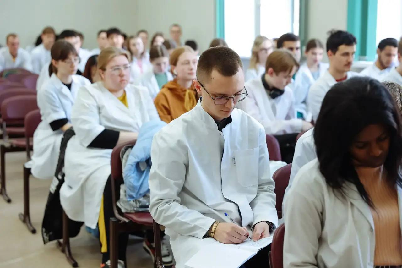 Василий Орлов: Системно работаем над обеспечением больниц и поликлиник области квалифицированными кадрами