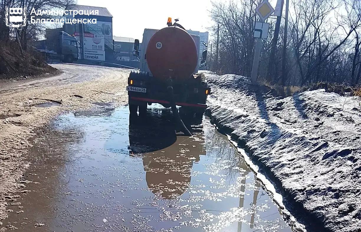 До 40 тысяч литров за смену: ГСТК откачивает талые воды с улиц Благовещенска До 40 тысяч литров за смену: ГСТК откачивает талые воды с улиц Благовещенска