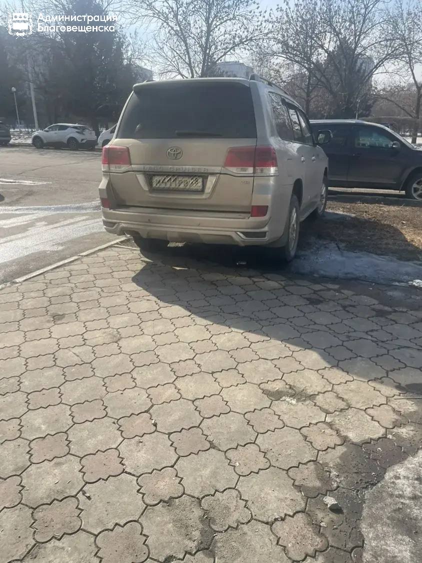 Благовещенский автомобилист «напарковался» на газоне на 9 тысяч