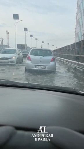 Море волнуется раз... Весна пришла в Благовещенск, так сейчас выглядит улица Василенко – будьте аккуратны