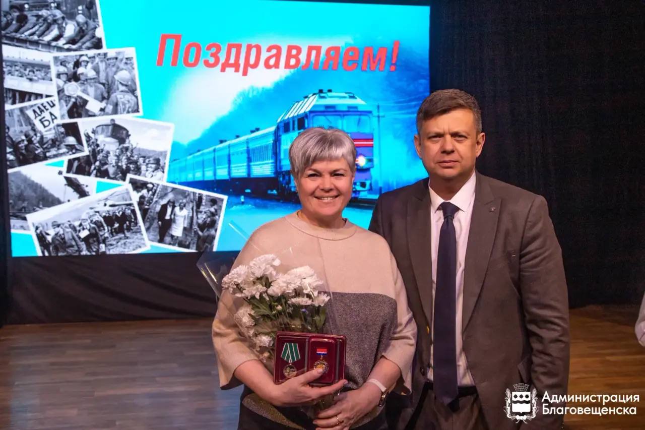 В Благовещенске вручили юбилейные медали к 50летию БАМа В Благовещенске вручили юбилейные медали к 50летию БАМа