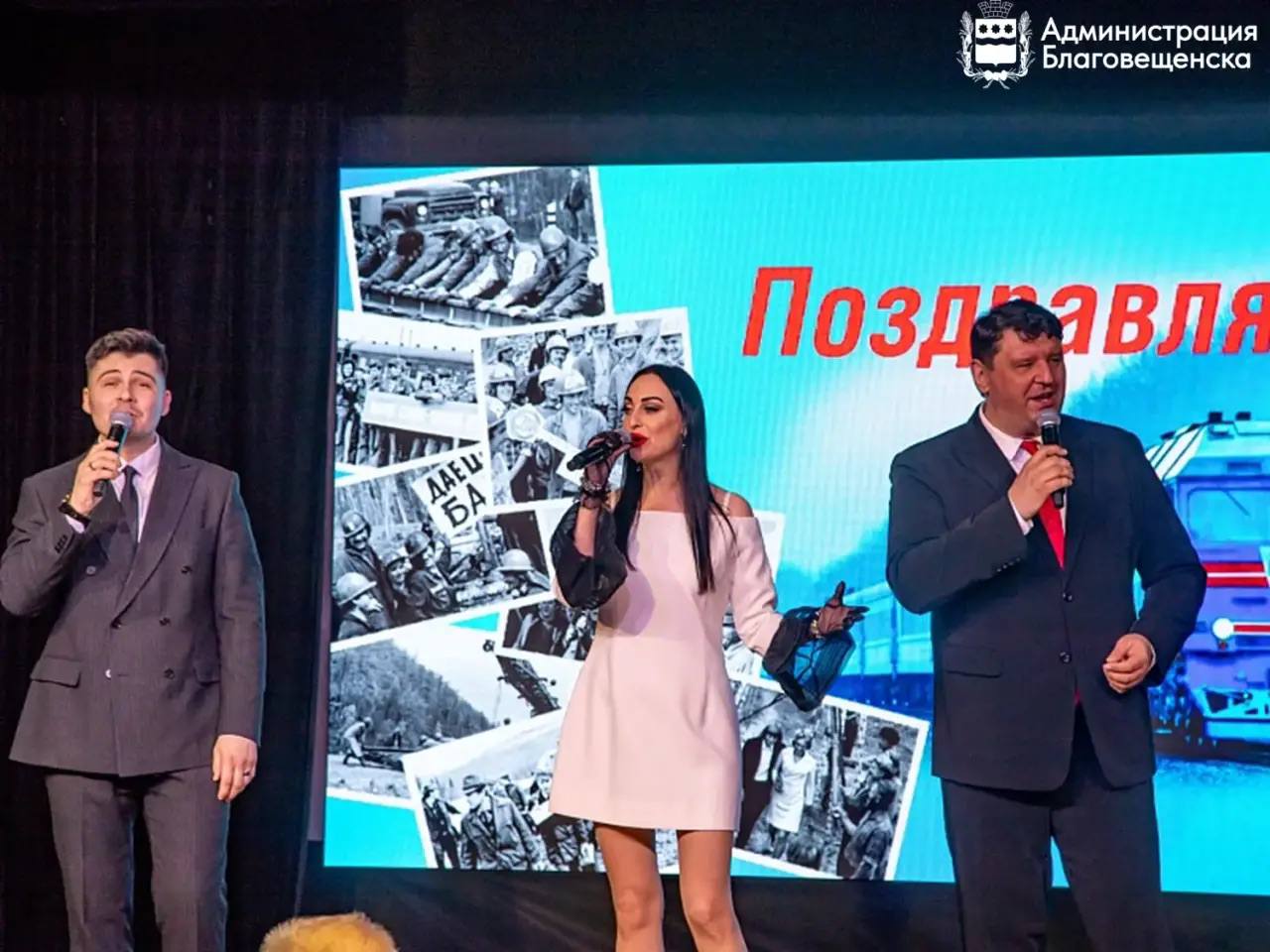 В Благовещенске вручили юбилейные медали к 50летию БАМа В Благовещенске вручили юбилейные медали к 50летию БАМа