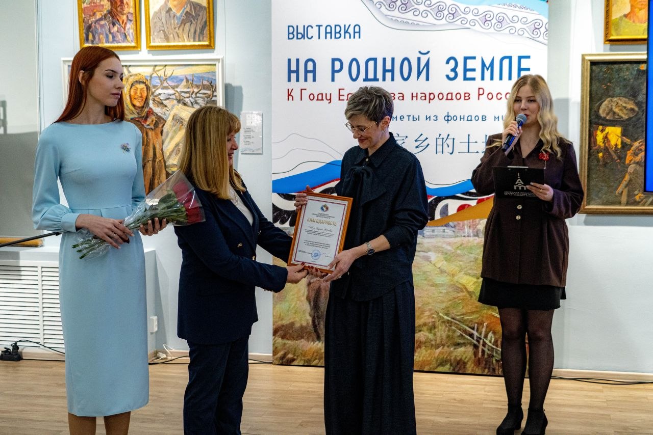 Валентина Калита поздравила сотрудников краеведческого музея с двойным праздником Валентина Калита поздравила сотрудников краеведческого музея с двойным праздником