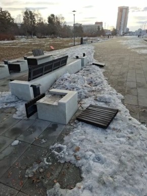 Мэр Благовещенска Олег Имамеев сообщил о том, что на территории «Трибуна Холл» неизвестный сломал лавочки