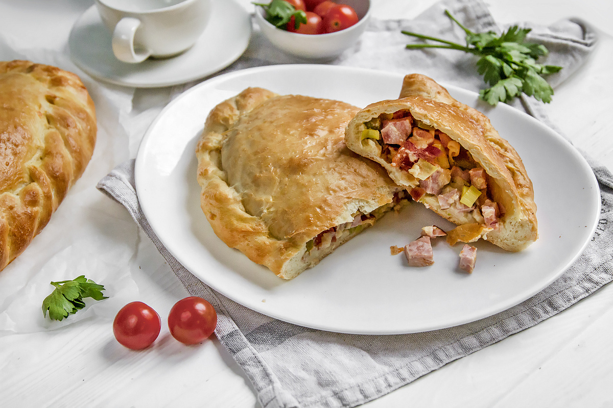Как приготовить идеальное кальцоне: секреты итальянского пирога с ветчиной и моцареллой
