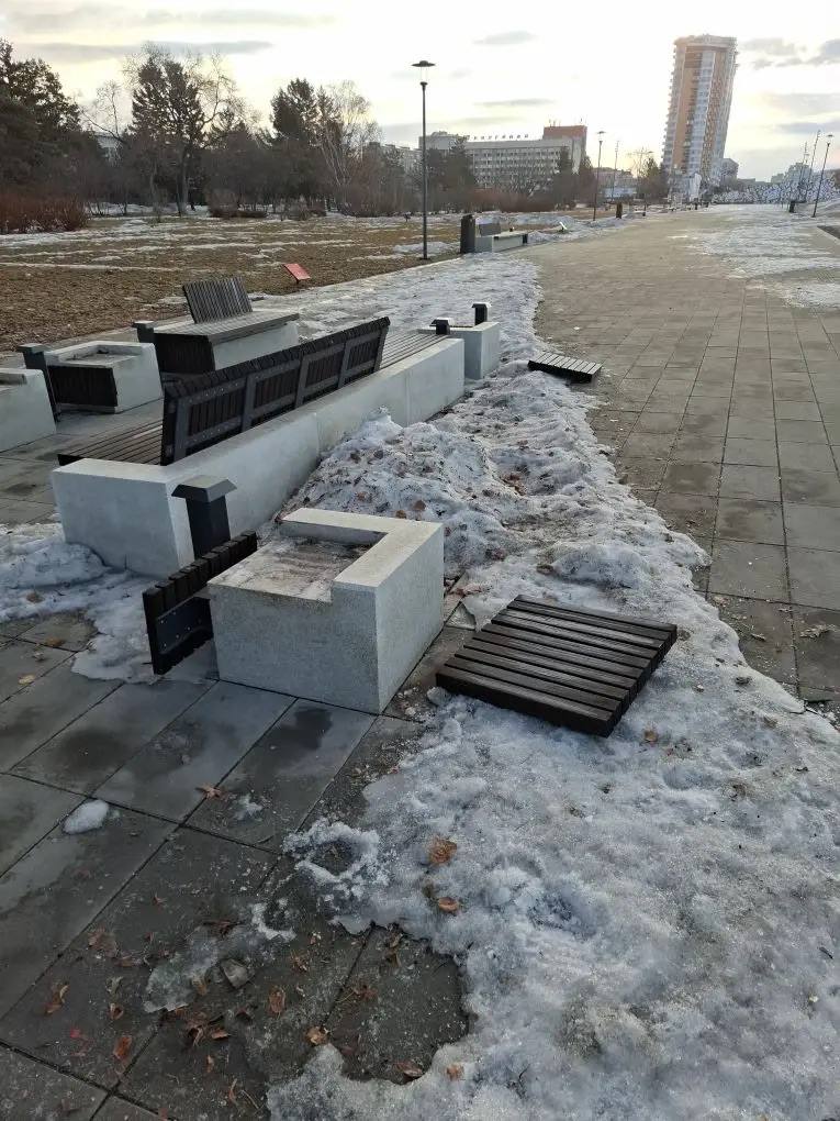 Неизвестный хулиган ночью сломал лавочки на территории «Трибуны Холл» Неизвестный хулиган ночью сломал лавочки на территории «Трибуны Холл»