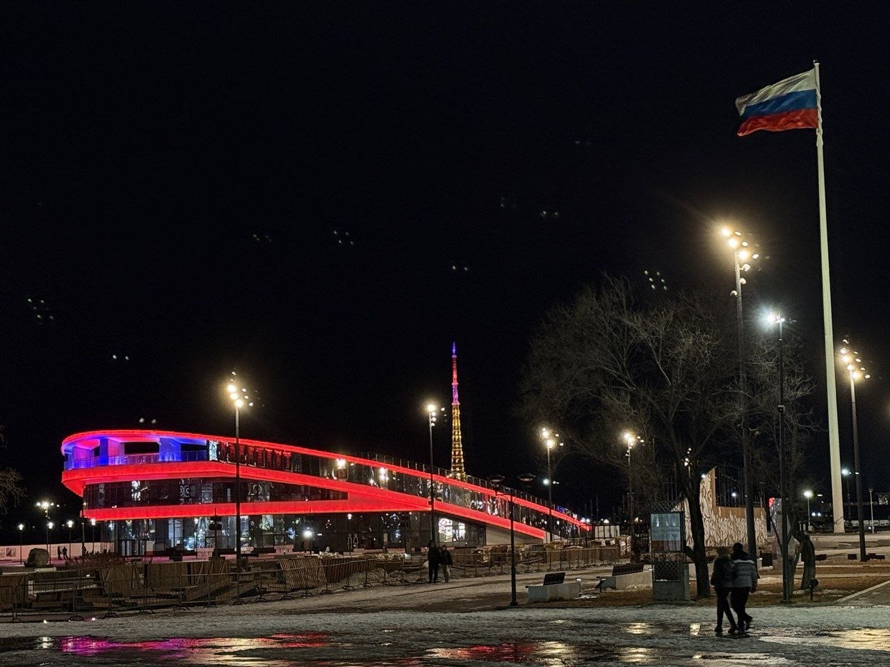 Дом российско-китайской дружбы на набережной Амура в Благовещенске украсила подсветка.