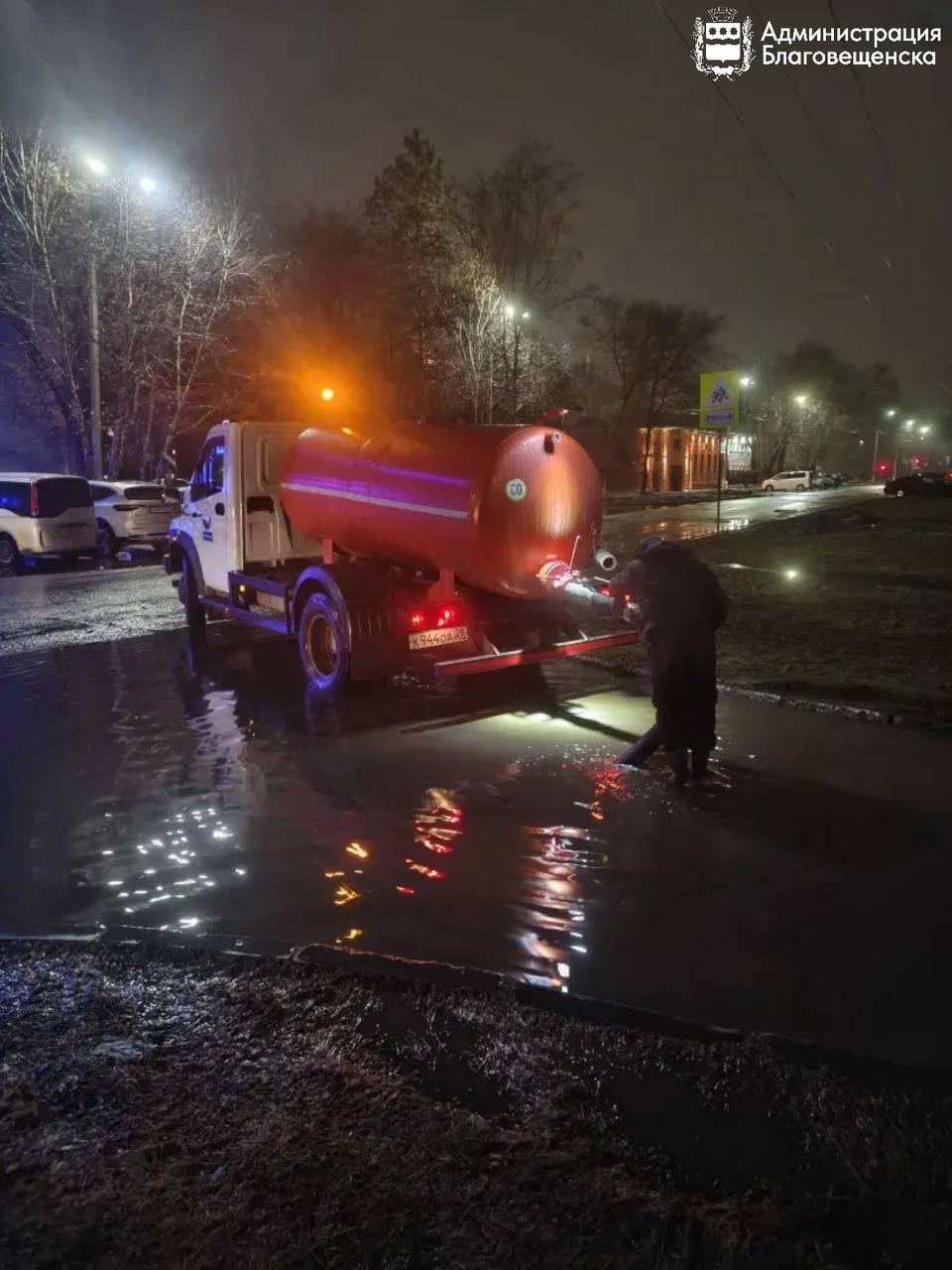 Расконсервация ливневок, откачка воды и профилирование гравийных дорог: городские службы работают на улицах Благовещенска