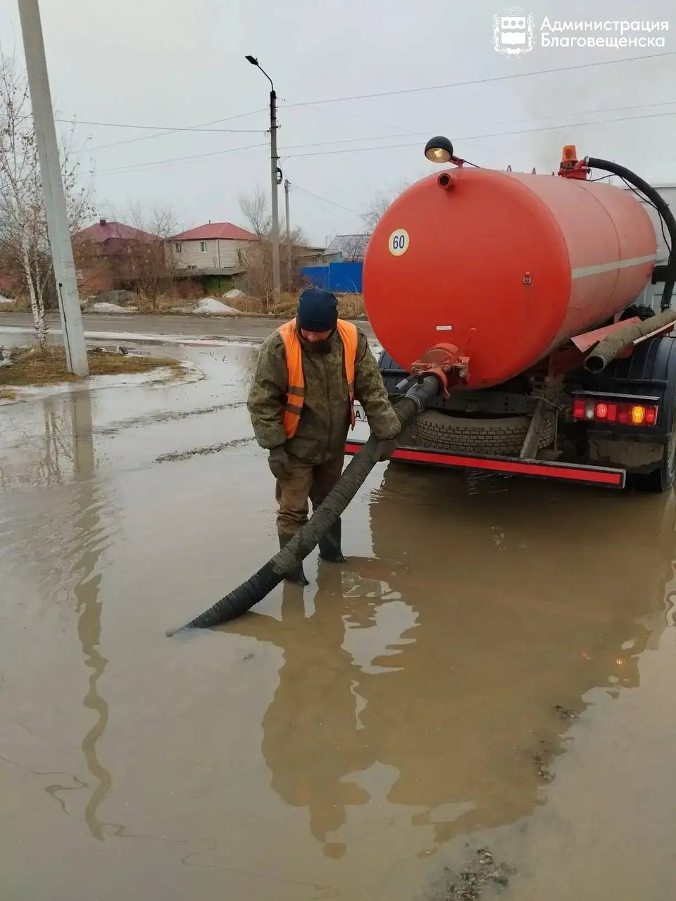 Расконсервация ливневок, откачка воды и профилирование гравийных дорог: городские службы работают на улицах Благовещенска Расконсервация ливневок, откачка воды и профилирование гравийных дорог: городские службы работают на улицах Благовещенска