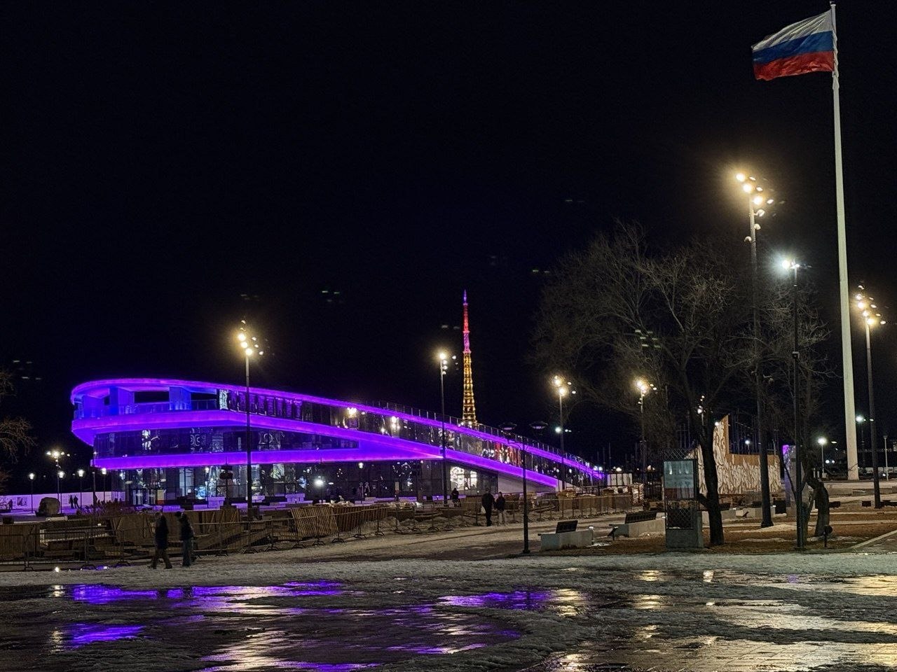 Дом российско-китайской дружбы на набережной Амура в Благовещенске украсила подсветка. Дом российско-китайской дружбы на набережной Амура в Благовещенске украсила подсветка.