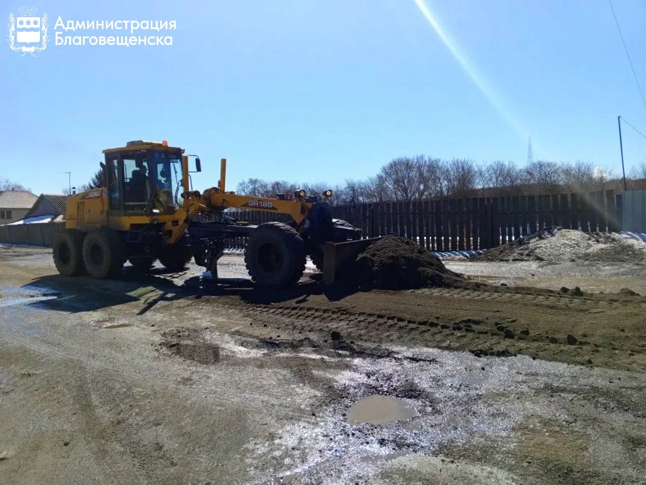 Расконсервация ливневок, откачка воды и профилирование гравийных дорог: городские службы работают на улицах Благовещенска Расконсервация ливневок, откачка воды и профилирование гравийных дорог: городские службы работают на улицах Благовещенска