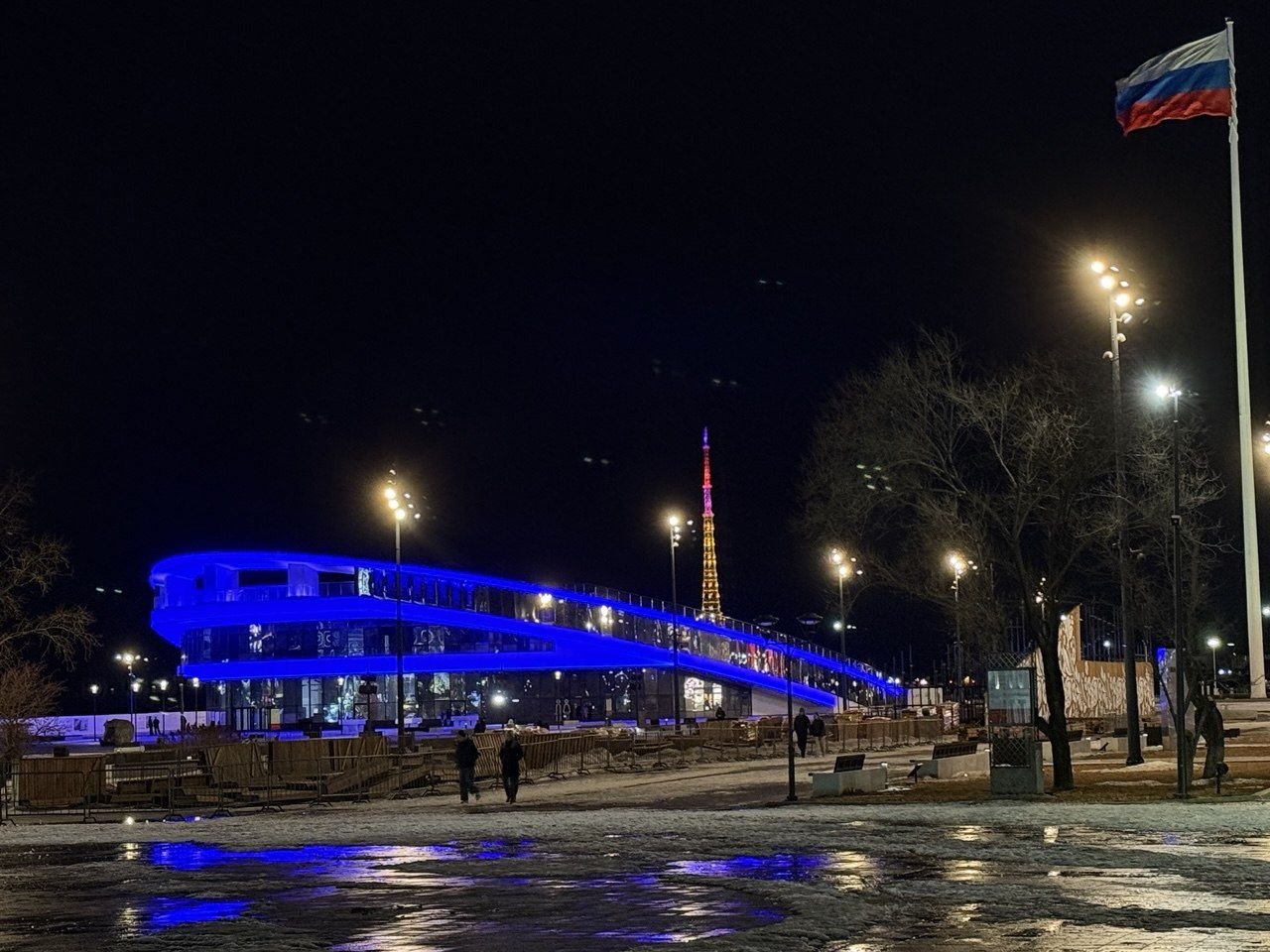 Дом российско-китайской дружбы на набережной Амура в Благовещенске украсила подсветка. Дом российско-китайской дружбы на набережной Амура в Благовещенске украсила подсветка.