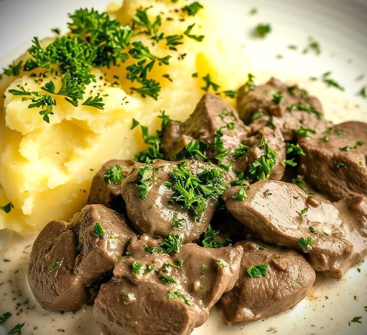 Необычное блюдо: куриная печень в сметанном соусе