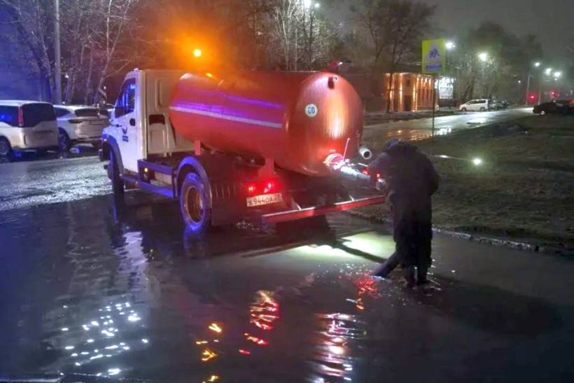 Коммунальщики Благовещенска откачивают с улиц до 240 литров воды в день и расконсервируют ливневки