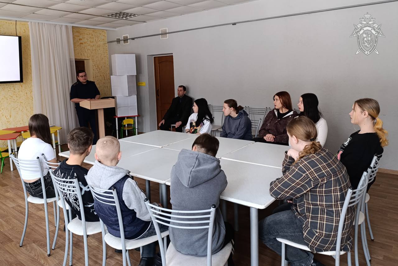 В ГАУ АО "Ивановский комплексный центр социального обслуживания населения" состоялась лекция для несовершеннолетних на тему «Ответственность за совершение преступлений лицами, достигшими 14 лет»