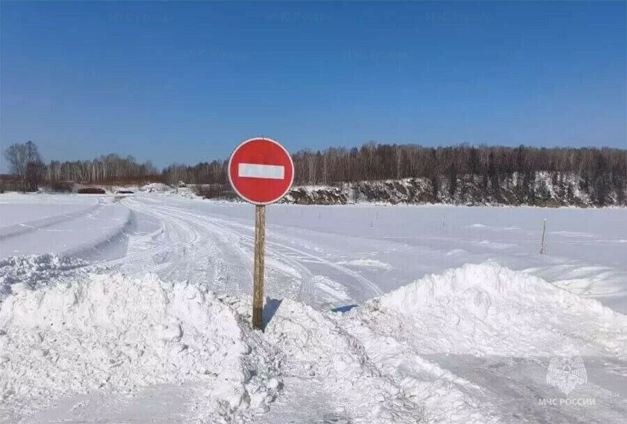 Грузовик с людьми провалился под лед в Амурской области