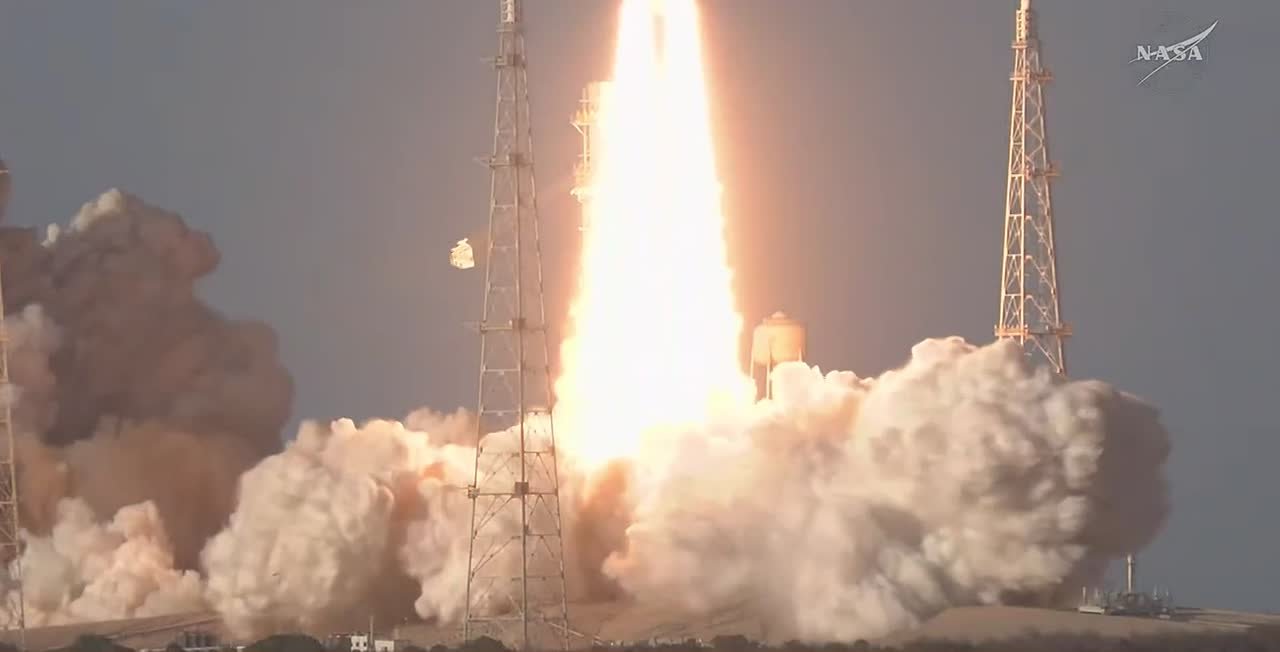 Облетят и вернутся: ракета с астронавтами НАСА стартовала к Луне