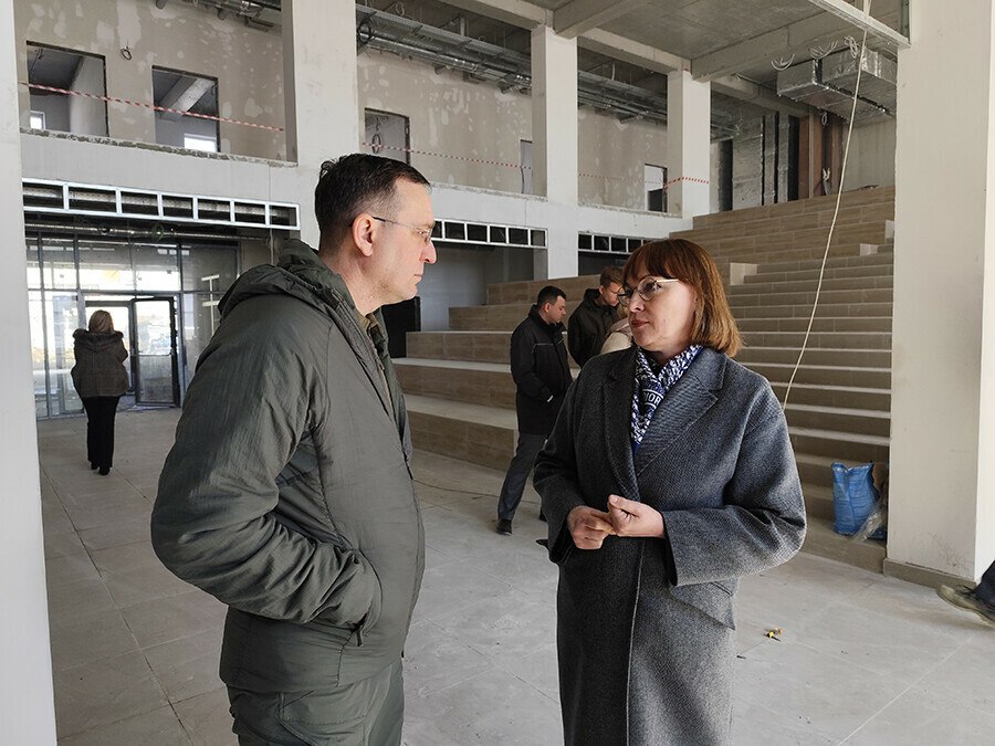 Ход строительства новой школы на 1 200 мест в микрорайоне Северный оценили власти Амурской области и заместитель мэра Благовещенска Александр Воронов Ход строительства новой школы на 1 200 мест в микрорайоне Северный оценили власти Амурской области и заместитель мэра Благовещенска Александр Воронов