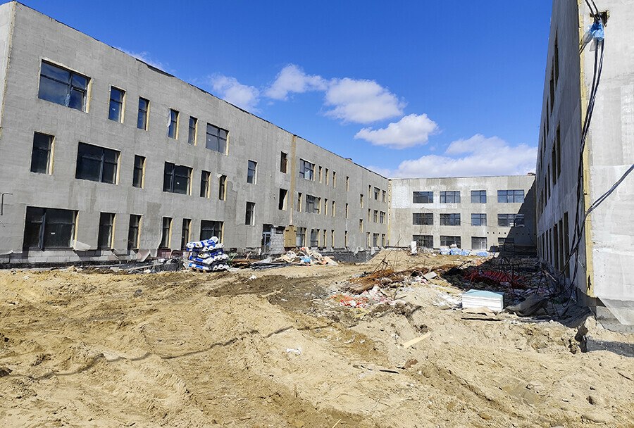 Ход строительства новой школы на 1 200 мест в микрорайоне Северный оценили власти Амурской области и заместитель мэра Благовещенска Александр Воронов
