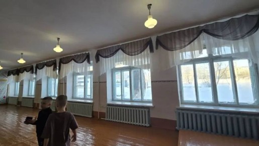 Суд удовлетворил иск прокурора и обязал ответчиков выделить денежные средства и выполнить текущий ремонт оконных проемов в образовательном учреждении