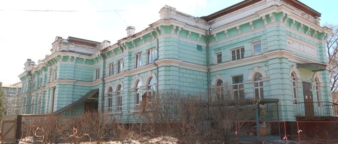 В Благовещенске активно восстанавливают сгоревшее здание бывшего кардиоцентра АГМА