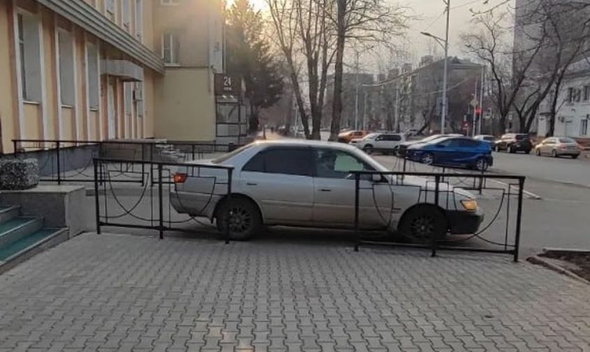 «Рядом — пустая парковка»: в Благовещенске автохам заблокировал для пешеходов тротуар в центре города