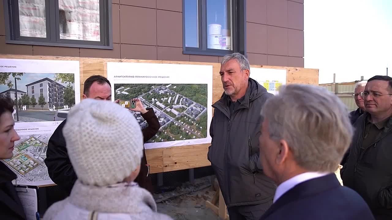 Василий Орлов: Вместе с депутатом Госдумы, секретарем регионального отделения партии «Единая Россия» Вячеславом Юрьевичем Логиновым проверили, как идет строительство нового микрорайона «Южный» в Белогорске