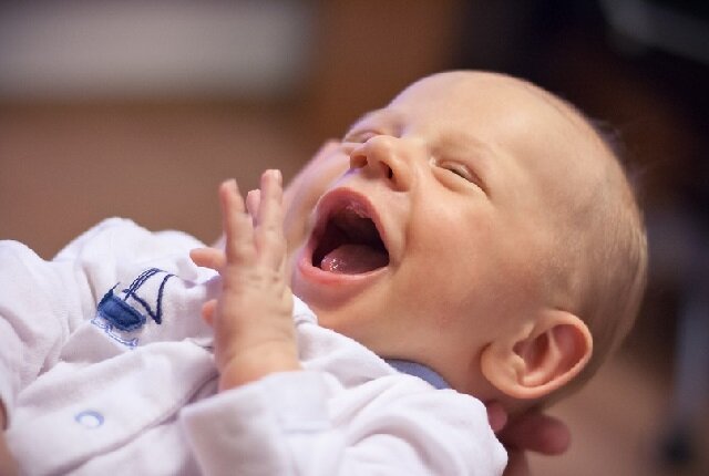 Колики у младенца: как помочь быстро и без медикаментов