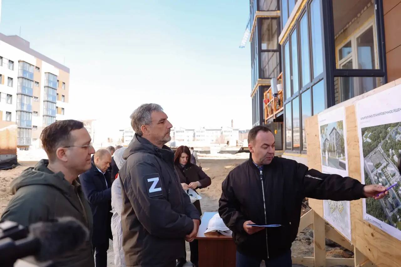 Василий Орлов: Вместе с депутатом Госдумы, секретарем регионального отделения партии «Единая Россия» Вячеславом Юрьевичем Логиновым проверили, как идет строительство нового микрорайона «Южный» в Белогорске Василий Орлов: Вместе с депутатом Госдумы, секретарем регионального отделения партии «Единая Россия» Вячеславом Юрьевичем Логиновым проверили, как идет строительство нового микрорайона «Южный» в Белогорске