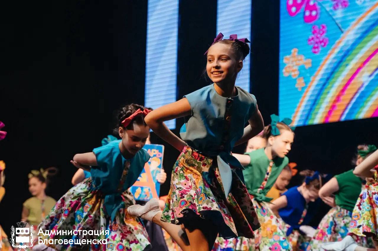 От школьных лагерей до первой зарплаты: где и как проведут лето благовещенские дети