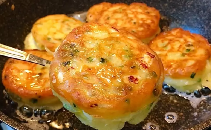 Ленивые пирожки с зелёным луком и яйцом: быстрое угощение для всей семьи