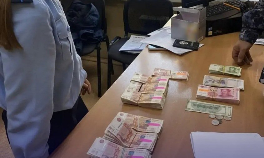 Гражданке Китая, которая пыталась вывезти валюту из Приамурья, вернули часть денег