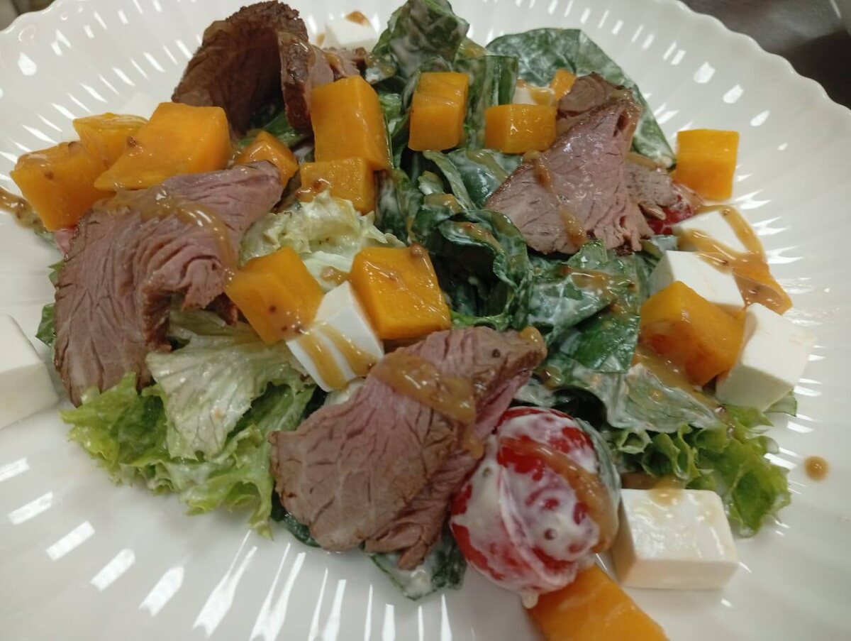Освежающий салат с ростбифом и тыквой: двойное удовольствие с уникальными заправками
