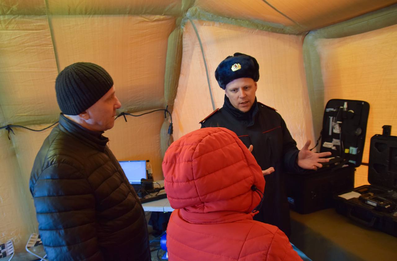 Сотрудники следственного управления продемонстрировали работу передвижной криминалистической лаборатории на прошедшем в Благовещенске спортивном мероприятии Сотрудники следственного управления продемонстрировали работу передвижной криминалистической лаборатории на прошедшем в Благовещенске спортивном мероприятии