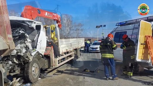 Грузовику смяло кабину во время аварии с "Камазом" на трассе недалеко от Благовещенска — водитель скончался