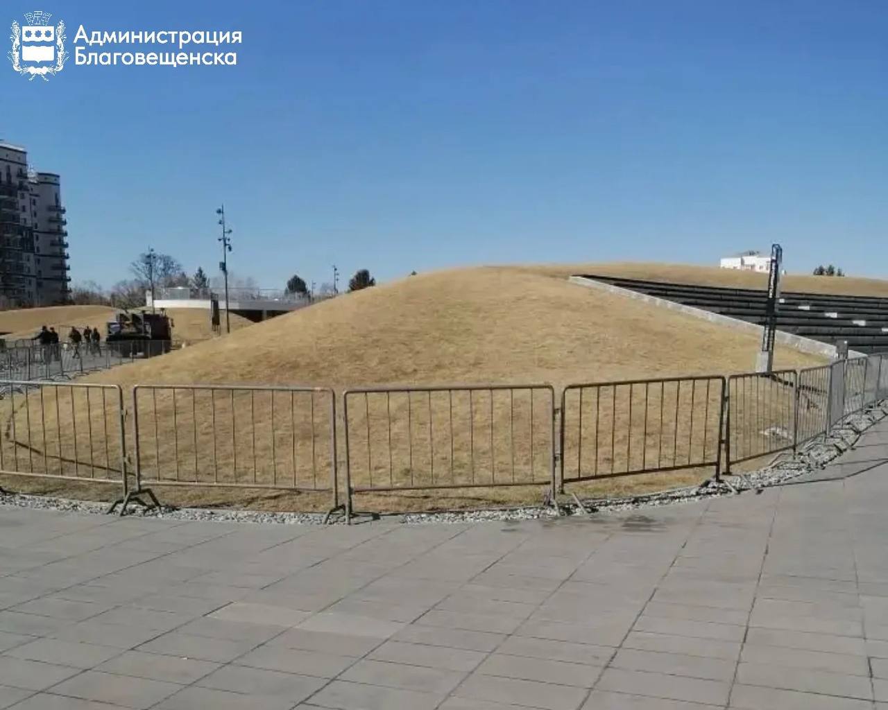 Прохода нет! Холмы на «Трибуне Холл» готовят к лету