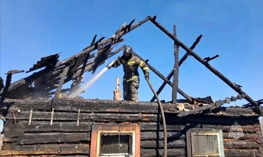Мать с ребенком выбежали на улицу через горящую веранду: в Белогорске вспыхнул частный дом Мать с ребенком выбежали на улицу через горящую веранду: в Белогорске вспыхнул частный дом