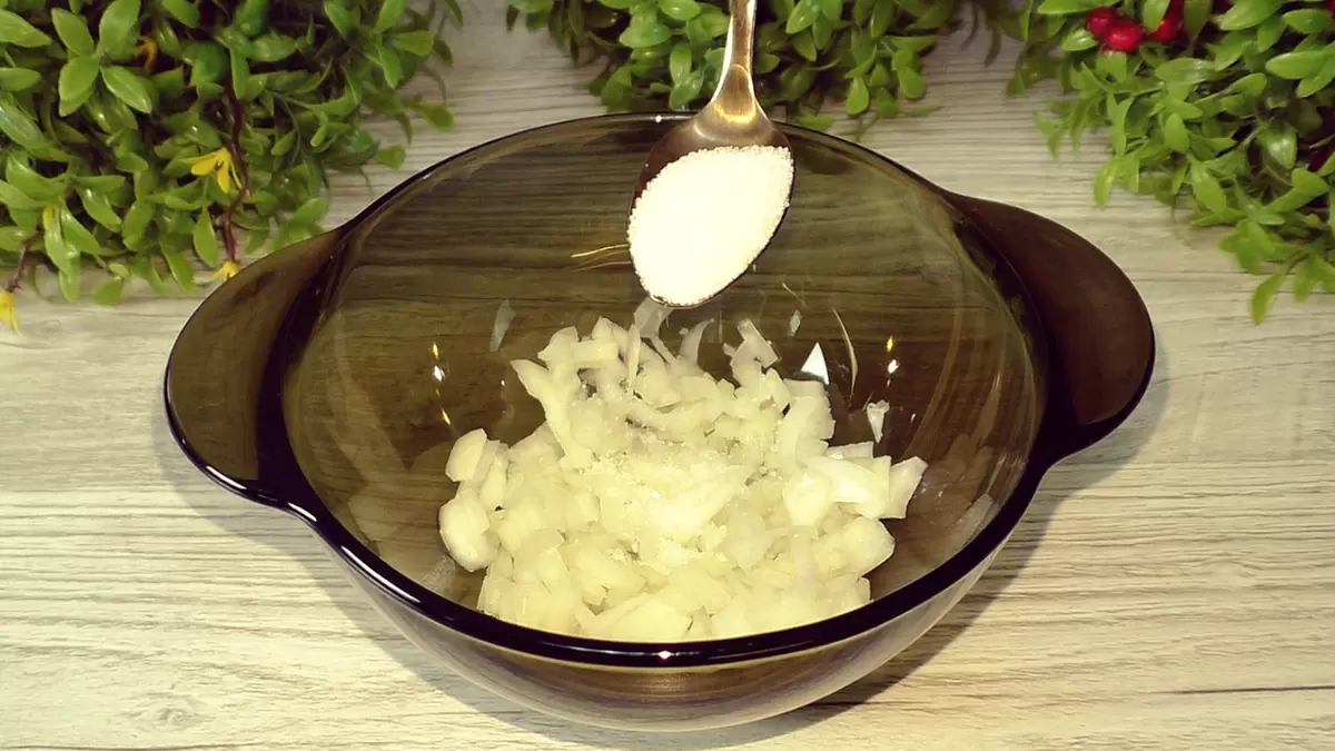 Как быстро и вкусно приготовить салат из консервов