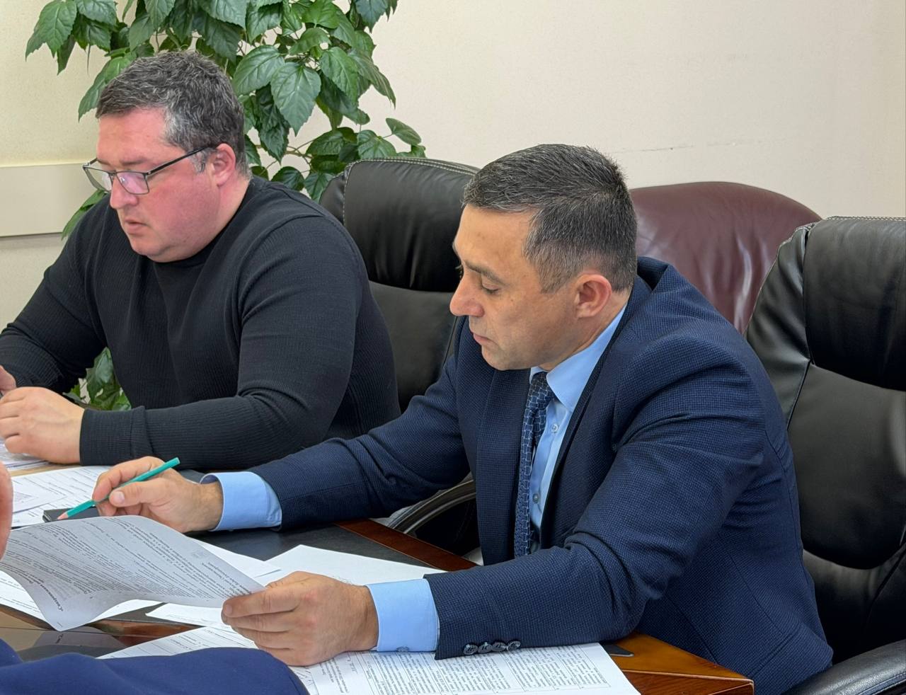 Олег Имамеев: Друзья, в этом сезоне, как я уже рассказывал, предстоит традиционно серьезный объем работ по обновлению дорожной инфраструктуры в городе: меняем инженерные сети, ремонтируем проезжую часть и приводим в порядок...