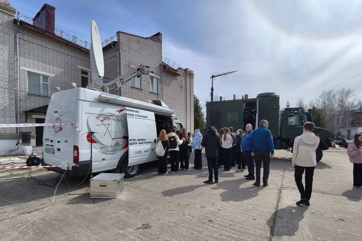 Работники космодрома Восточный привезли к школьникам Циолковского технику для мониторинга пусков ракет Работники космодрома Восточный привезли к школьникам Циолковского технику для мониторинга пусков ракет