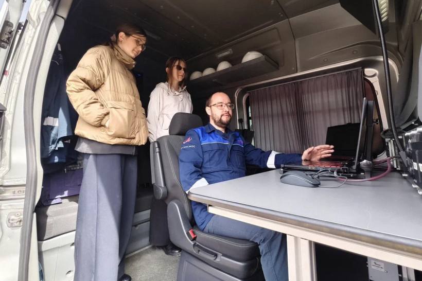 Работники космодрома Восточный привезли к школьникам Циолковского технику для мониторинга пусков ракет